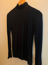 Load image into Gallery viewer, Basic solid turtleneck top - Black
